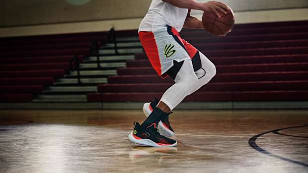 Side view of Curry 10 Flow.